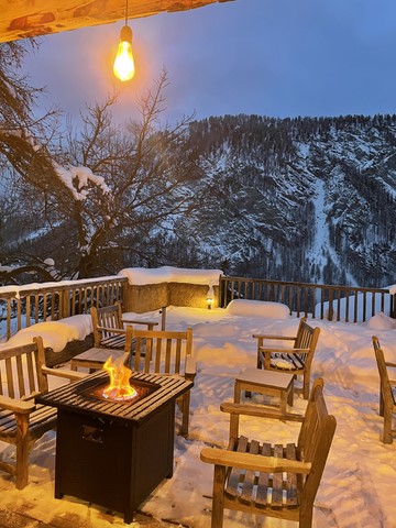 Brazero sur la terasse de l'hôtel